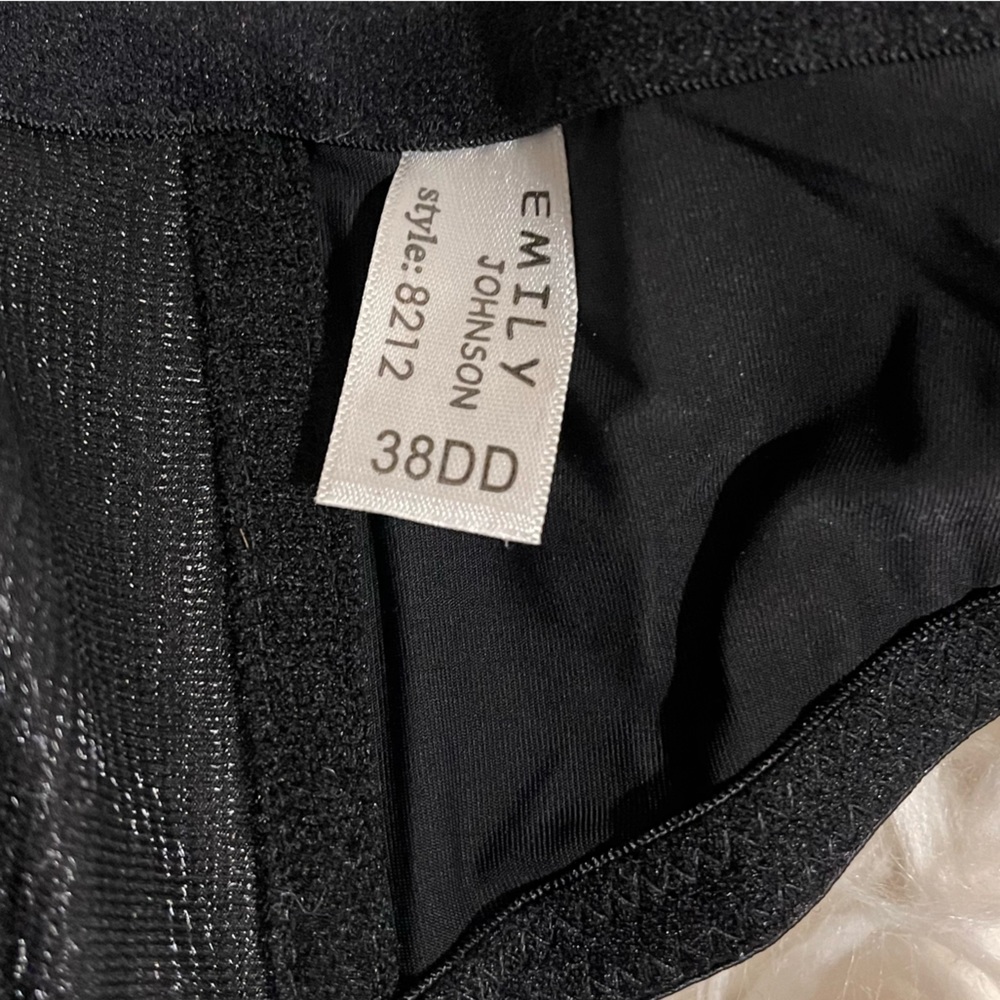 Emily Johnson Black Bra -38DD - Picture 2 of 10
